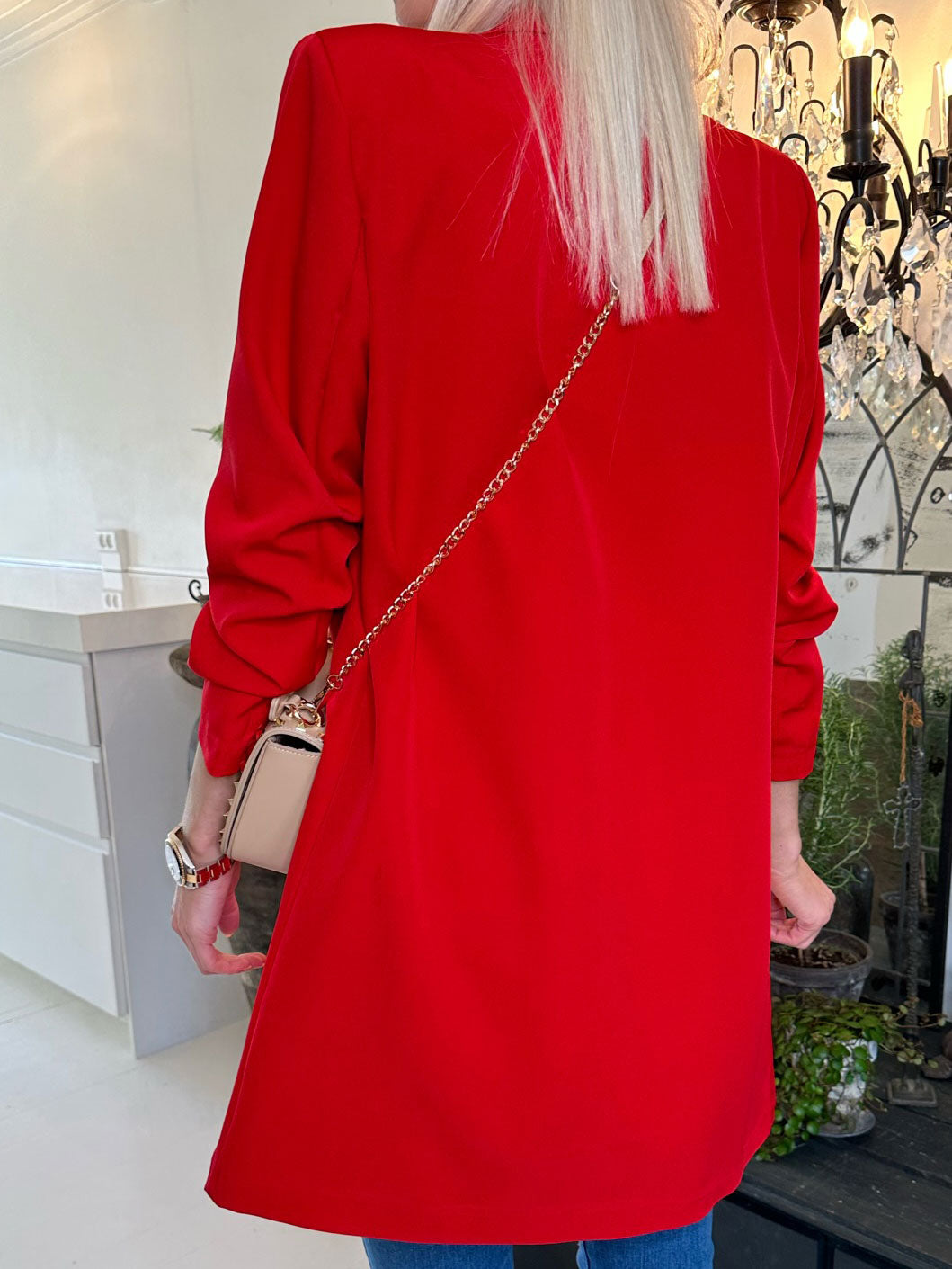 Mila Long - Stilren blazer med rynk på ærmet